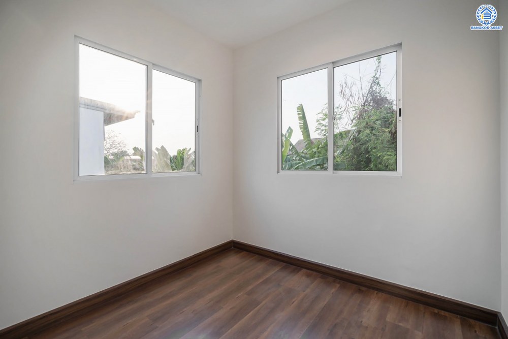 บ้านมือสองตกแต่งใหม่ โครงการ พฤกษาทาวน์เน็กซ์ ติวานนท์-พระราม5 หลังมุม เนื้อที่ 21.6 ตร.ว. ฟังก์ชัน 3 ห้องนอน 2 ห้องน้ำ 1 ที่จอดรถ พร้อมเข้าอยู่ได้ทันที บนทำเลเดินทางสะดวก ติดถนนนครอินทร์ เชื่อมต่อถนนราชพฤกษ์ ถนนกาญจนาภิเษก ใกล้จุดขึ้นทางด่วน "ศรีรัช" และรถไฟฟ้าสายสีม่วง "สถานีตลาดบางใหญ่"